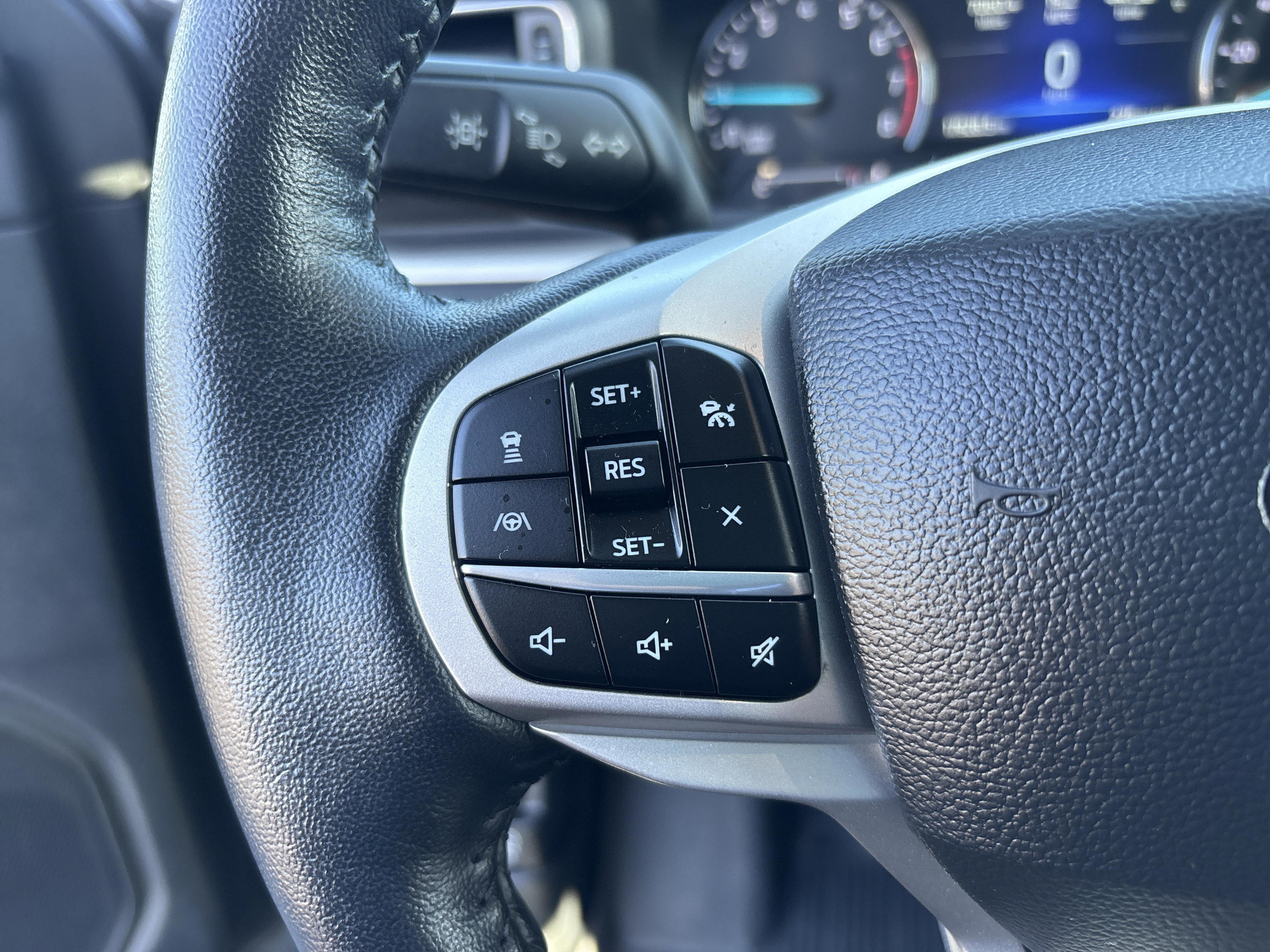 Used 2022 Ford Explorer XLT w/ Equipment Group 202A AWD/4WD image 12