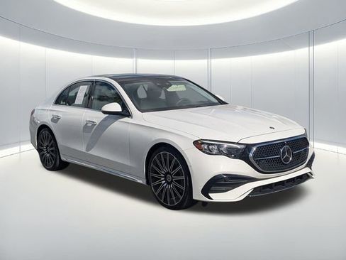 Used 2025 Mercedes-Benz E 350 4MATIC Sedan image 4