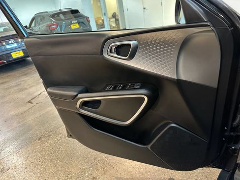 Used 2025 Kia Soul LX w/ LX Technology Package FWD image 18