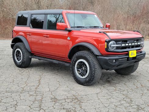 Used 2024 Ford Bronco Outer Banks w/ Sasquatch Package AWD/4WD image 3