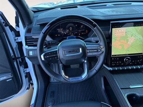 Used 2025 GMC Acadia Denali w/ Super Cruise Package image 12