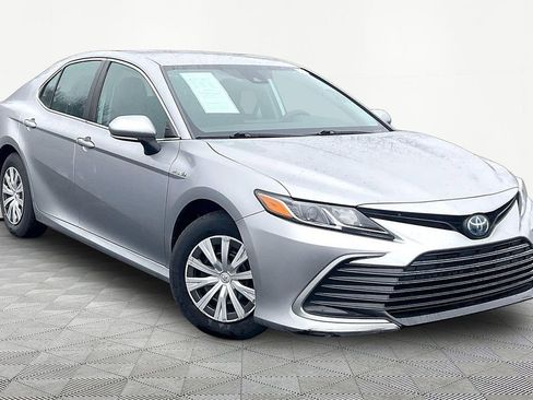 Used 2021 Toyota Camry LE image 3
