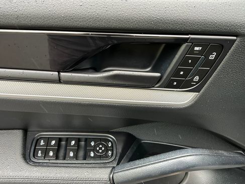 Used 2024 Porsche Cayenne AWD/4WD image 12