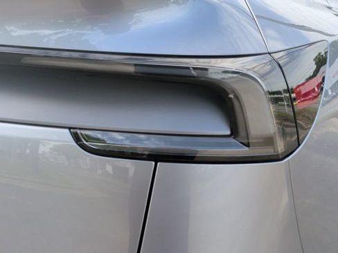 Used 2026 Tesla Model Y 2WD image 11