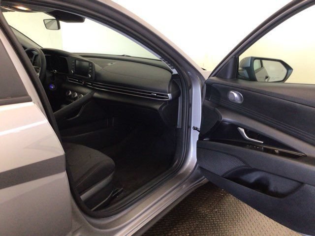 Used 2023 Hyundai Elantra SE FWD image 10