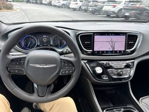 Used 2025 Chrysler Pacifica Limited FWD image 3