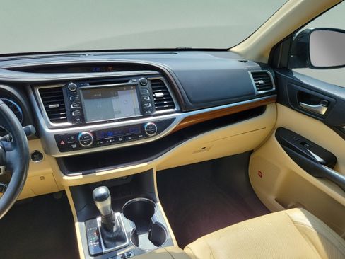 Used 2018 Toyota Highlander Limited FWD image 17