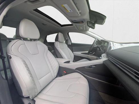 New 2025 Hyundai Elantra Limited image 18