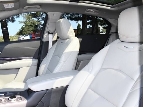 Used 2023 Cadillac XT4 Luxury w/ Cold Weather Package FWD image 12
