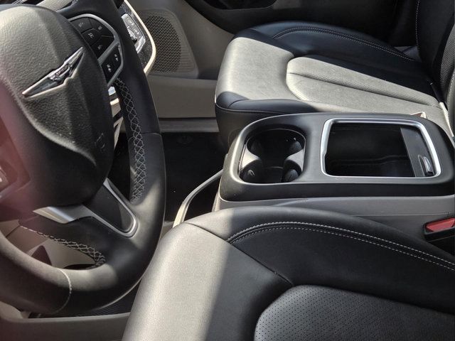 Used 2024 Chrysler Pacifica Touring-L FWD image 5