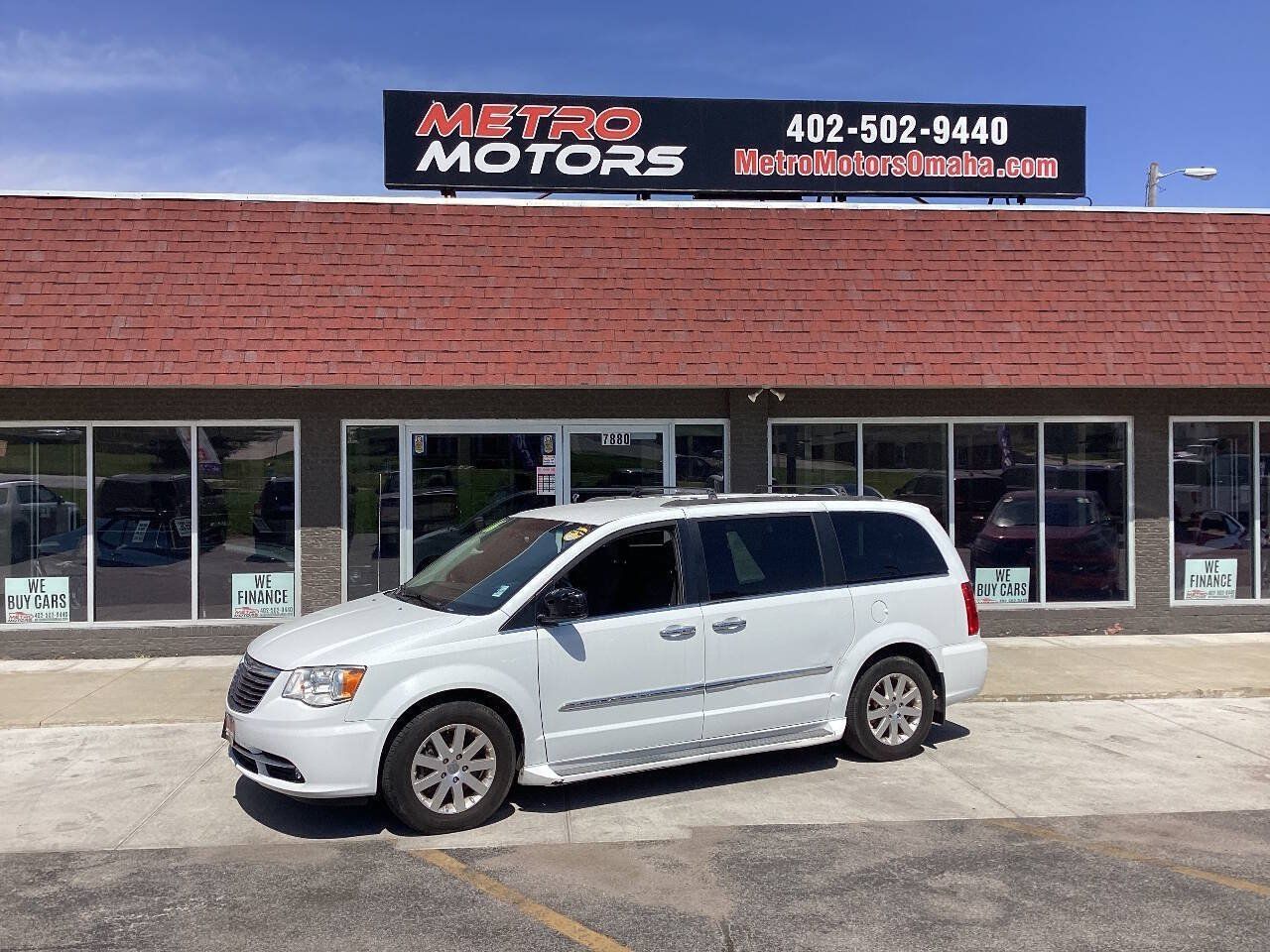 Used 2016 Chrysler Town & Country Touring w/ Driver Convenience Group FWD image 2