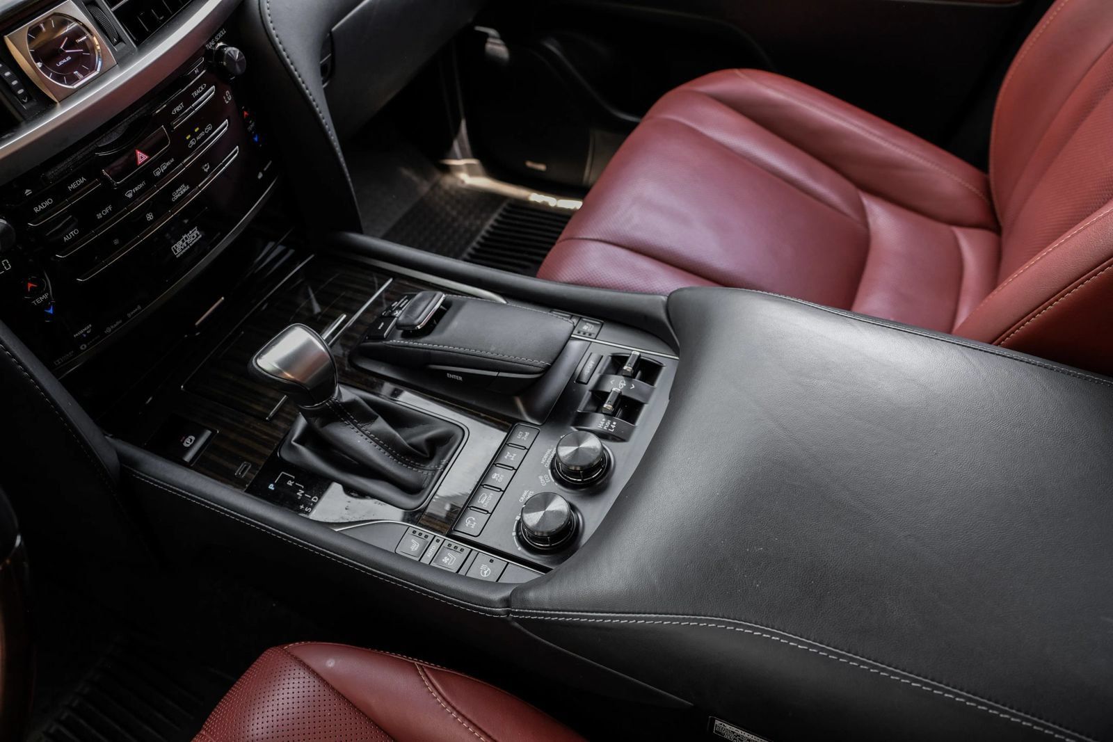 Used 2021 Lexus LX 570 4WD w/ Luxury Package image 24