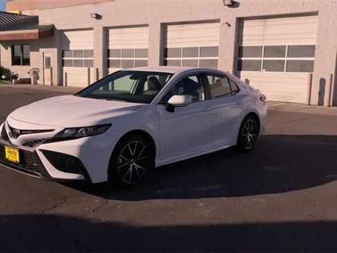 Used 2024 Toyota Camry SE image 5