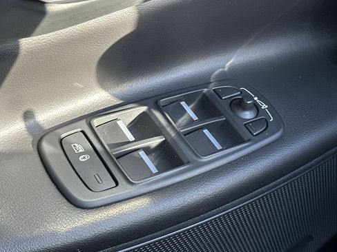 Used 2017 Jaguar XE Premium image 15