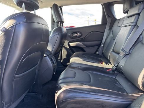 Used 2019 Jeep Cherokee Limited image 18