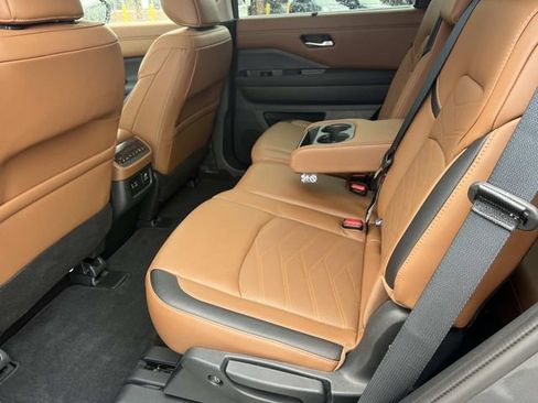 Used 2024 Nissan Pathfinder Platinum w/ Cargo Package AWD/4WD image 12