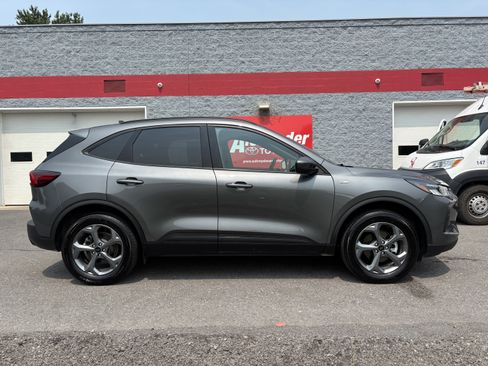 Used 2025 Ford Escape ST-Line Select AWD/4WD image 2