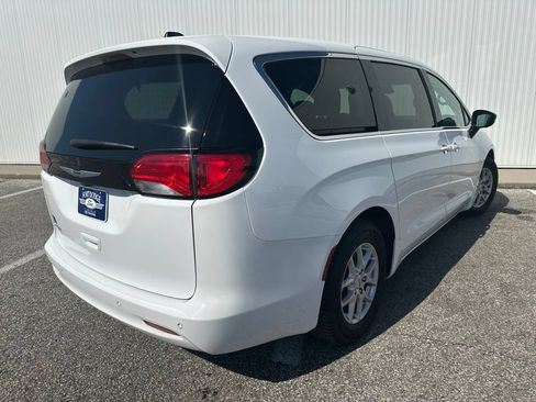 Used 2024 Chrysler Voyager LX FWD image 7