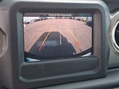 Used 2019 Jeep Wrangler Unlimited Sahara AWD/4WD image 4