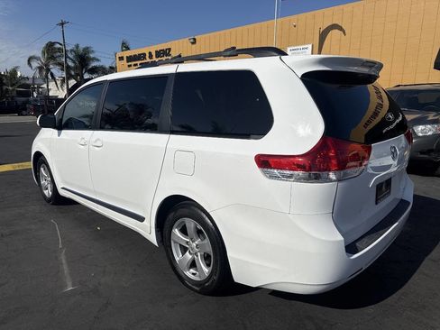 Used 2014 Toyota Sienna LE FWD image 3