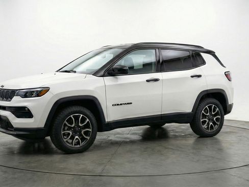 Used 2025 Jeep Compass Trailhawk image 3
