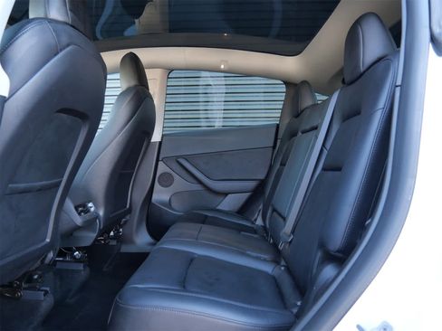 Used 2022 Tesla Model Y Long Range image 13