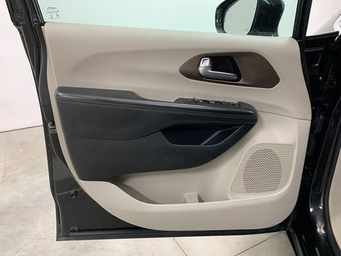 Used 2018 Chrysler Pacifica Touring-L FWD image 17