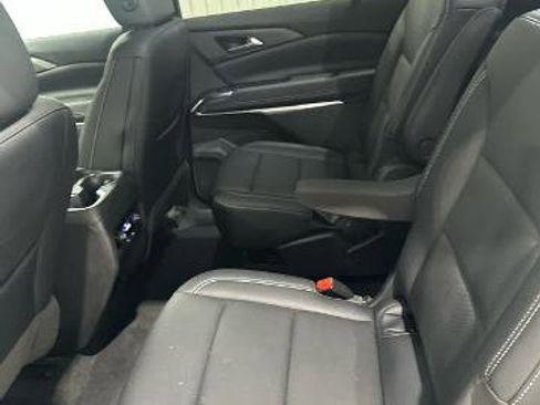Used 2025 Chevrolet Traverse LT FWD image 14