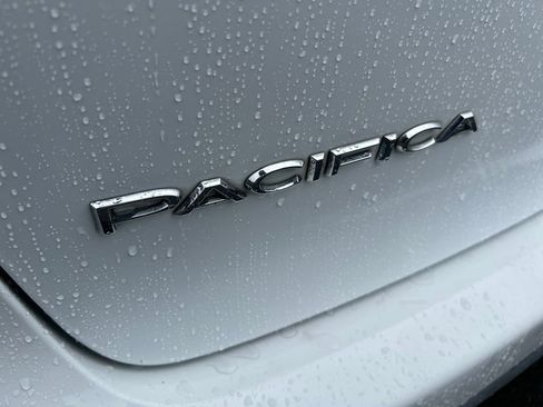 Used 2021 Chrysler Pacifica Touring-L image 32