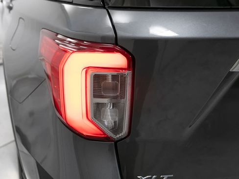 Used 2023 Ford Explorer XLT RWD image 18