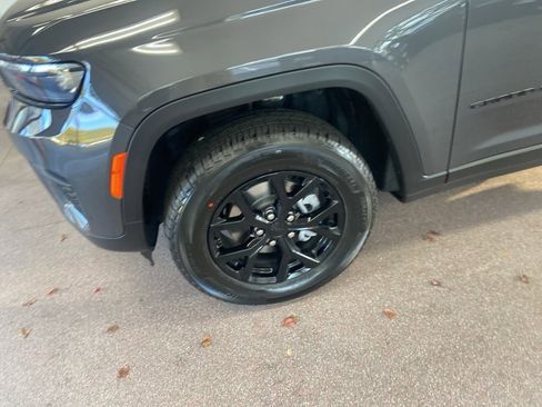 New 2025 Jeep Grand Cherokee Altitude image 5