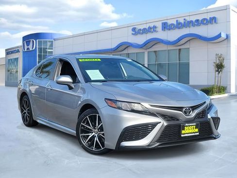 Used 2021 Toyota Camry SE image 1