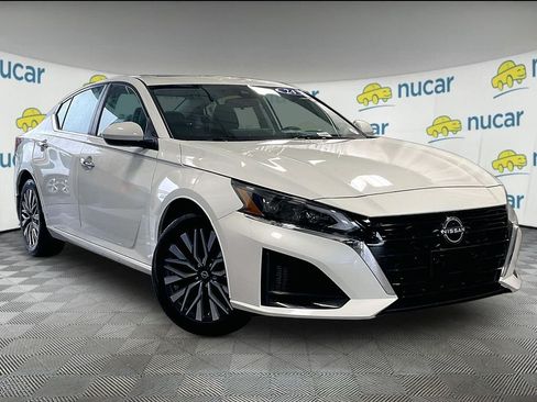 Used 2024 Nissan Altima 2.5 SV w/ SV Premium Package AWD/4WD image 1