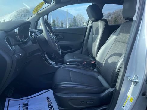 Used 2022 Chevrolet Trax LT w/ LT Convenience Package image 19