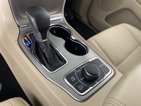 Used 2019 Jeep Grand Cherokee Laredo AWD/4WD image 30