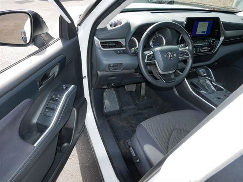 Certified 2024 Toyota Highlander LE AWD/4WD image 10
