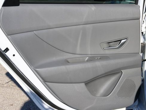 Used 2025 Hyundai Elantra SEL image 11