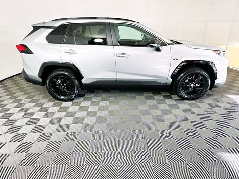 Used 2021 Toyota RAV4 XLE w/ Convenience Package FWD image 2