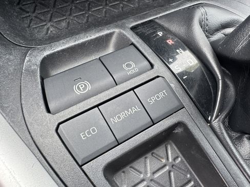 Used 2019 Toyota RAV4 LE FWD image 37