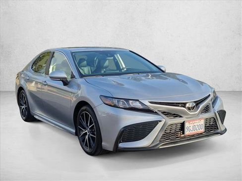 Used 2023 Toyota Camry SE w/ Convenience Package FWD image 3