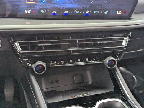 Used 2025 Chevrolet Traverse LT w/ Sun and Wheel Package image 21