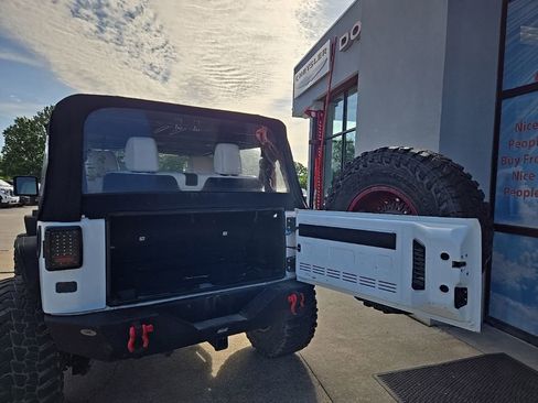 Used 2017 Jeep Wrangler Rubicon w/ Power Convenience Group AWD/4WD image 77