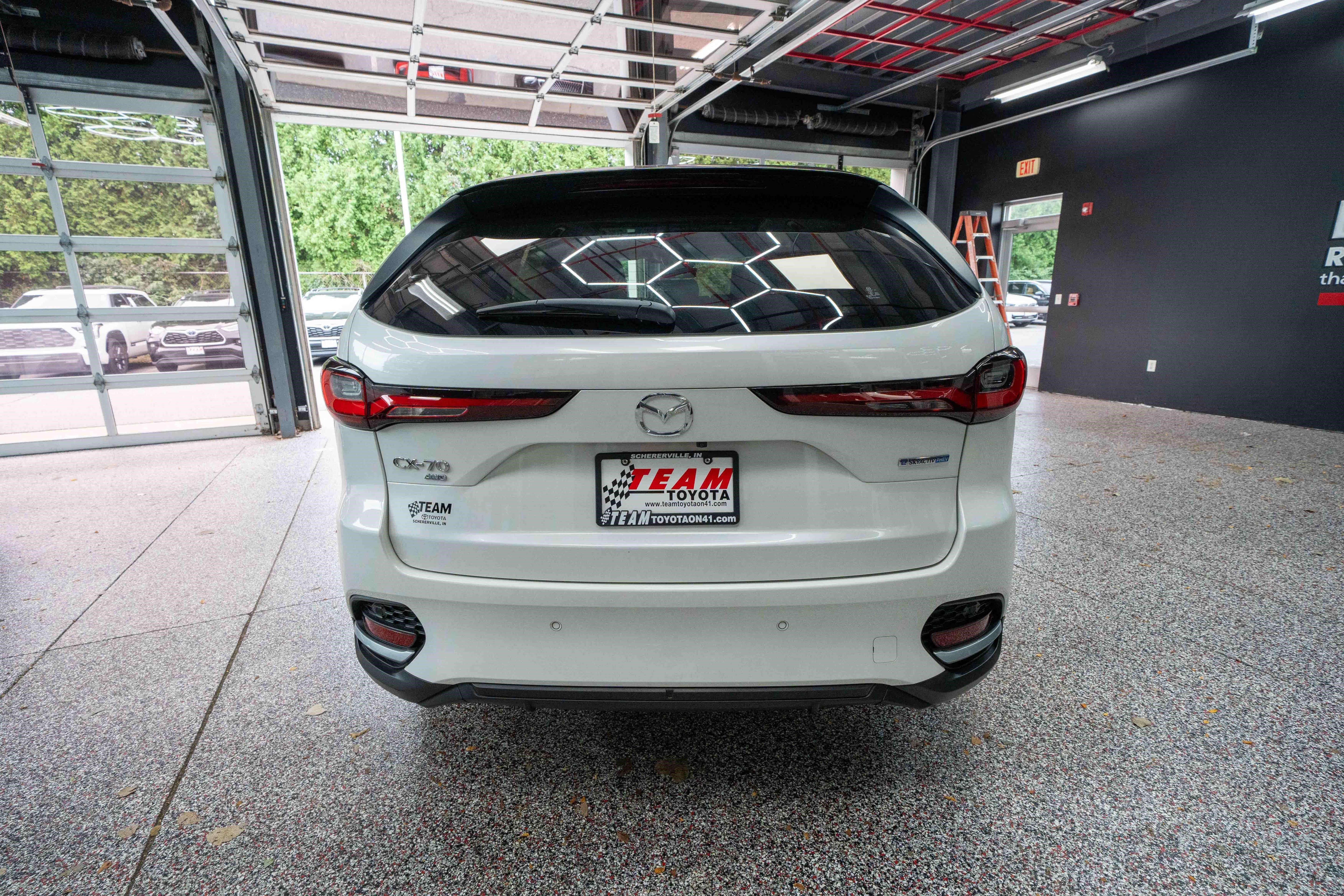 Used 2025 MAZDA CX-70 Plug-In Hybrid w/ Premium Pkg AWD/4WD image 2