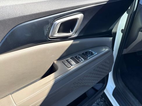 Used 2025 Kia Carnival FWD image 12