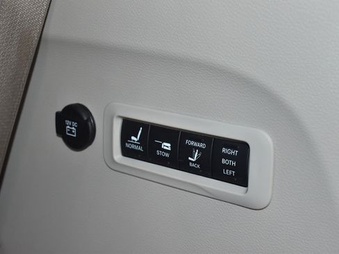 Used 2022 Chrysler Pacifica Limited AWD/4WD image 12
