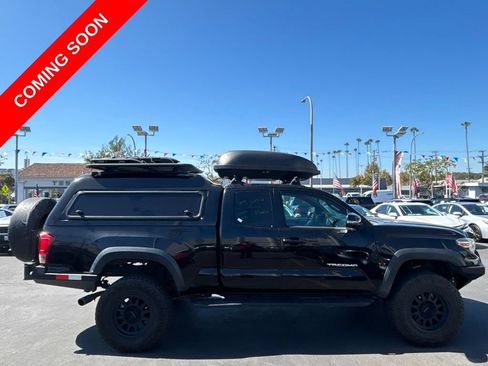 Used 2017 Toyota Tacoma TRD Off-Road AWD/4WD image 3