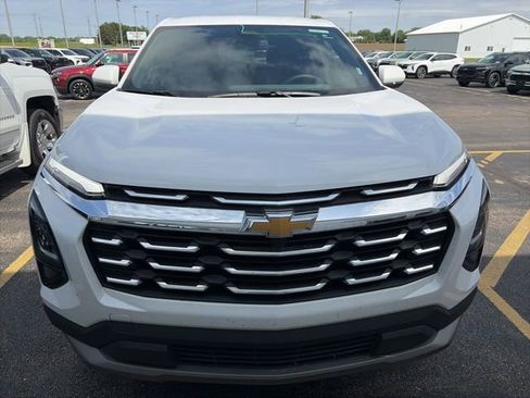 Used 2026 Chevrolet Equinox LT FWD image 2