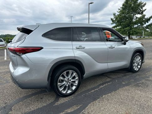 Used 2022 Toyota Highlander Limited AWD/4WD image 16
