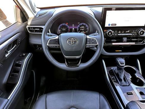 New 2025 Toyota Highlander Limited image 19