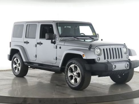 Used 2018 Jeep Wrangler Unlimited Sahara w/ Connectivity Group AWD/4WD image 2